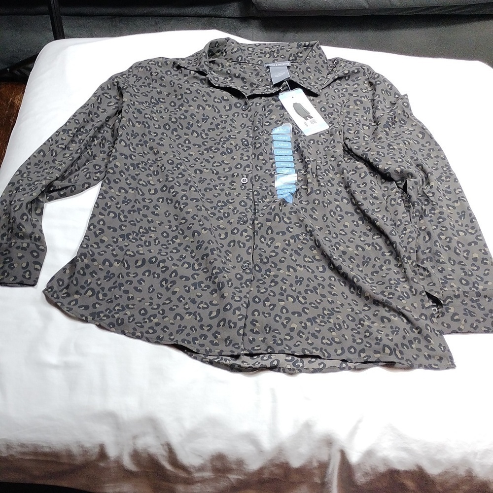 NWT Chelsea & Theodore women's long sleeved button down blouse size large